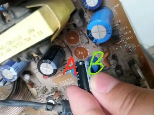 电路板上的正负极 电容怎么焊接