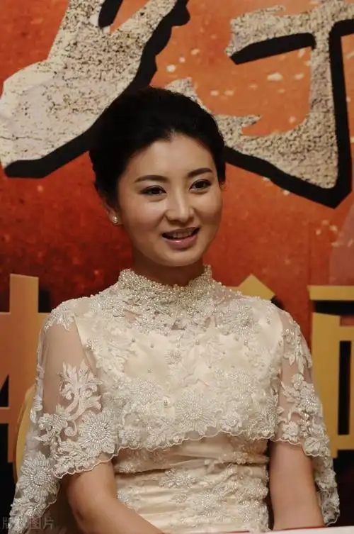 总的来说,斓曦的身材是她个人魅力和才华的体现,也是她努力和自律的