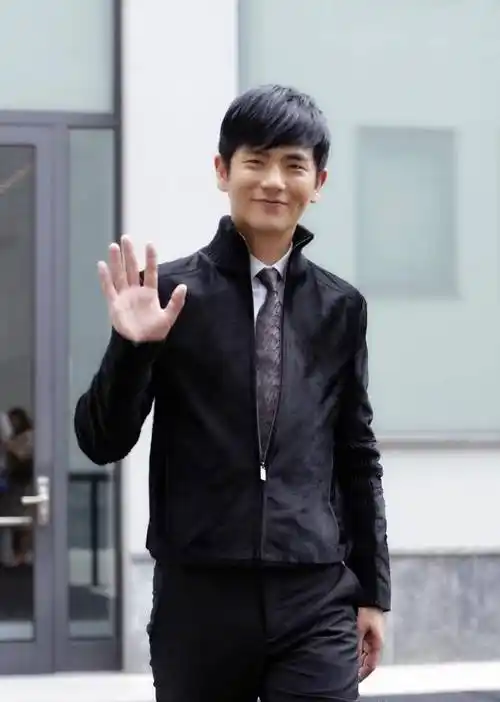 张晓龙的初恋是齐二妃,第二段恋情则是与曹贵人陈思斯.