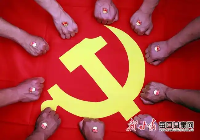 看,他们与党旗合影的样子真帅!