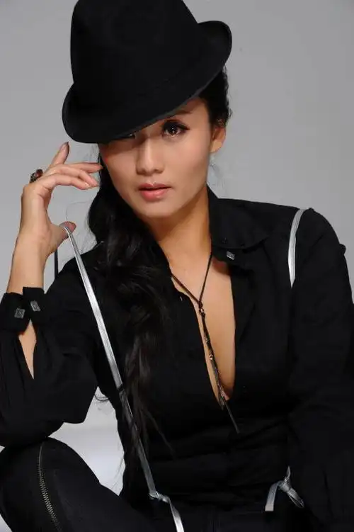 p>李颖,1966年4月15日出生于上海市,中国内地女演员.