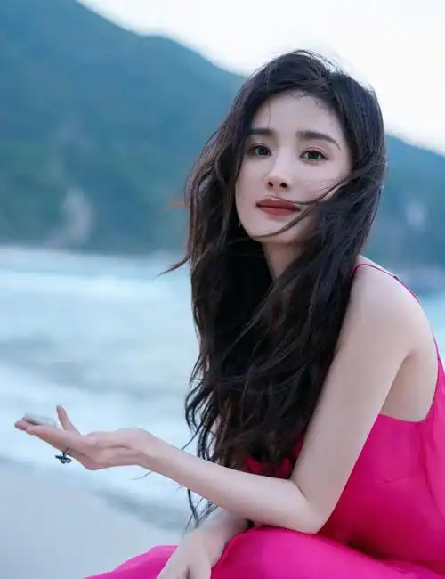 杨幂晒新年营业美照 穿芭比粉吊带裙妩媚撩人