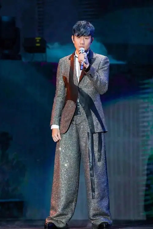 jj林俊杰"圣所2.0"巡演黄石开唱 土味情话引观众尖叫