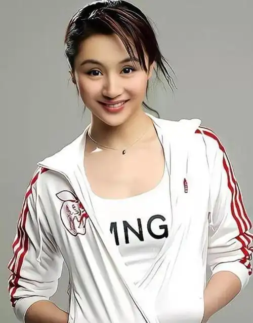 事实证明,"消失一年"的曹颖,已经走上了另一条"人生