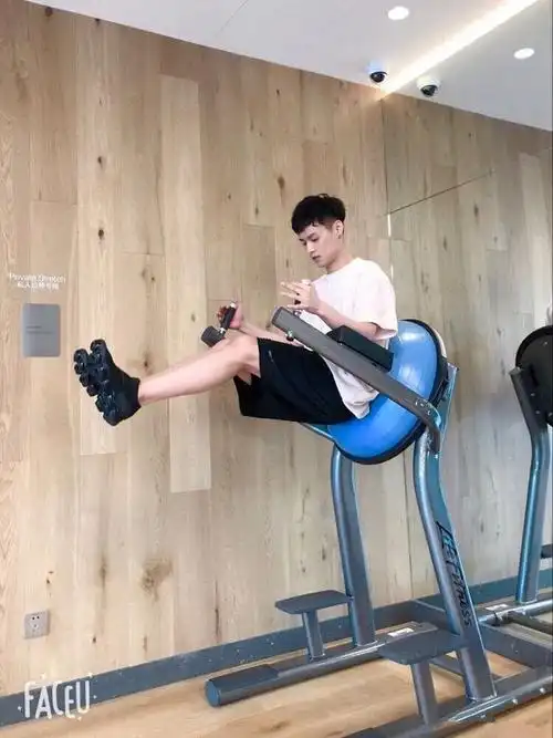 董又霖厉害了宽松t恤配短裤却藏不住型男身材网友比我努力