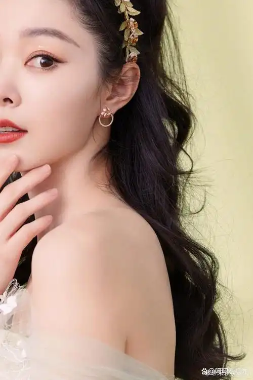 宋轶的"蚂蚁腰"好惹眼,可爱性感,造型美出高级感