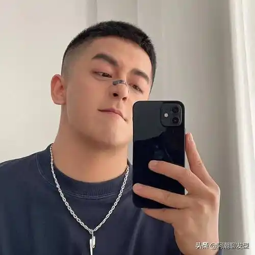 今夏男生发型先别瞎剪,理发师建议这3款,剪完清爽帅气又很潮_阿潮