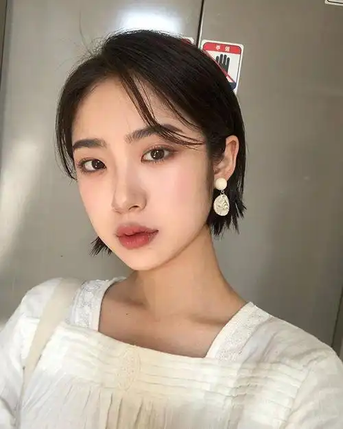 事实表明,这是最适合中年女性的发型:齐耳短发!谁见都夸显年轻