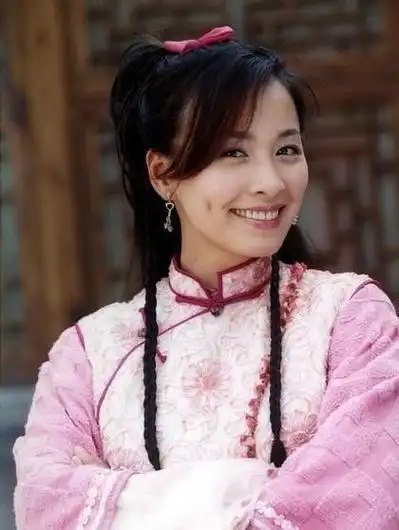 在剧中的山争哥哥还是妥妥的小鲜肉啊,和张庭出演的小玩子互动很甜啊