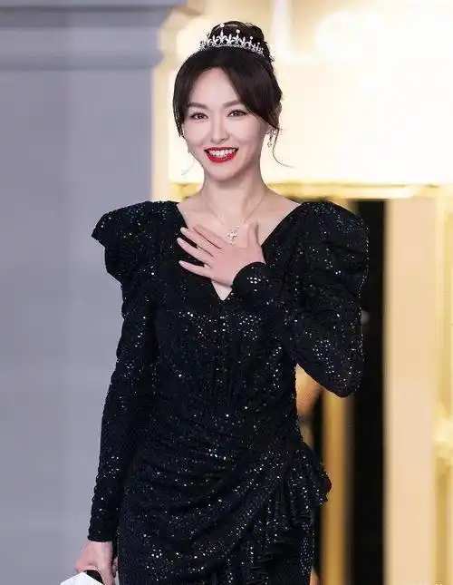 原创唐嫣终于找到自己的风格穿毒液裙秀身材这是我见过最美的辣妈