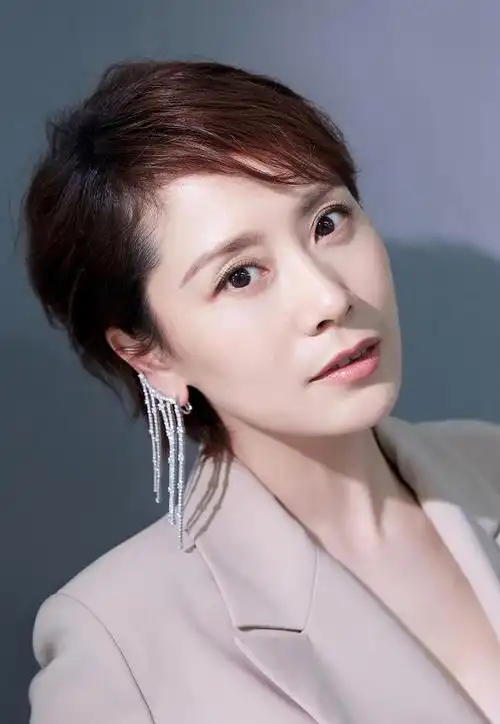 海清自晒新造型 回形针发箍好别致 满满童趣好可爱