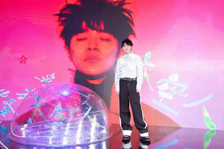 吴青峰《太空人》mv先导预告全球首播 合作艺术家悉数登台祝贺__凤凰