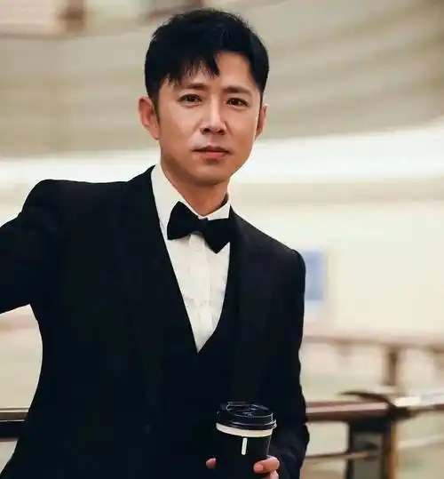 "网友的回复中不少有提到"高鑫"的名字.