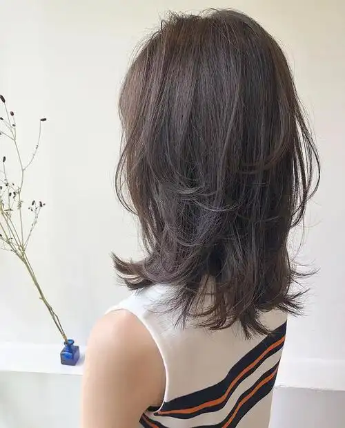 碎发刘海非常修饰脸型,这款流行发型搭配随意的