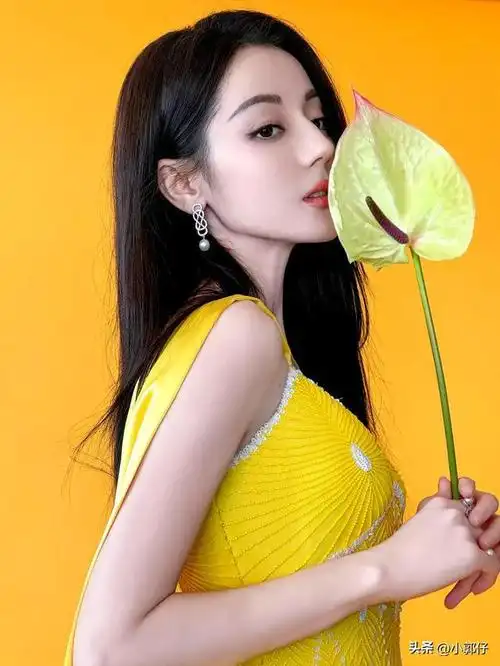 迪丽热巴一袭亮黄色长裙亮相活动现场,性感优雅,仙气飘飘!