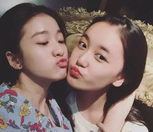 张雪迎与蒋依依晒素颜合照,网友:这才是青春美少女该有的样子!