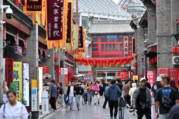 游人在天津古文化街游览.新华社记者 李然 摄