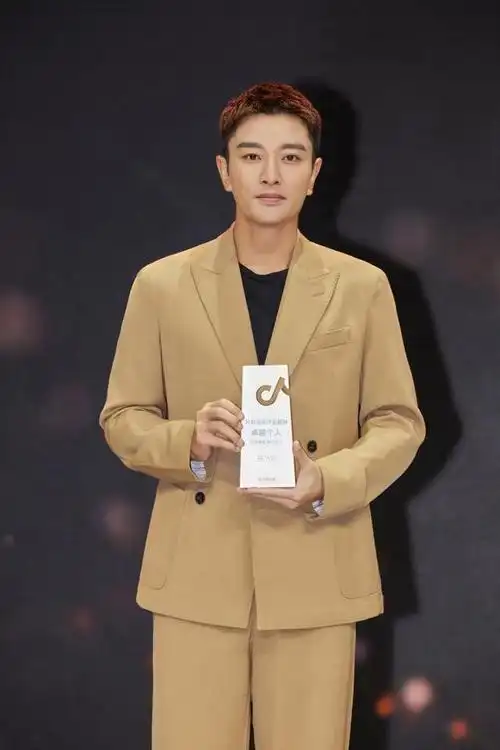 贾乃亮越发的成熟稳重的男人味