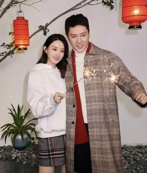 这是赵丽颖首次分享和儿子想想的温馨日常,母子二人在镜子前亲密合影