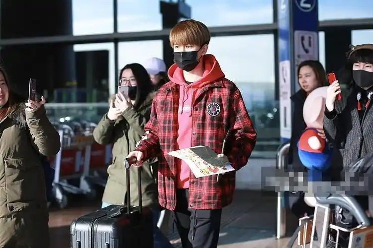 任嘉伦红配黑现身机场身材却成五五分还被露出的保暖内衣出卖