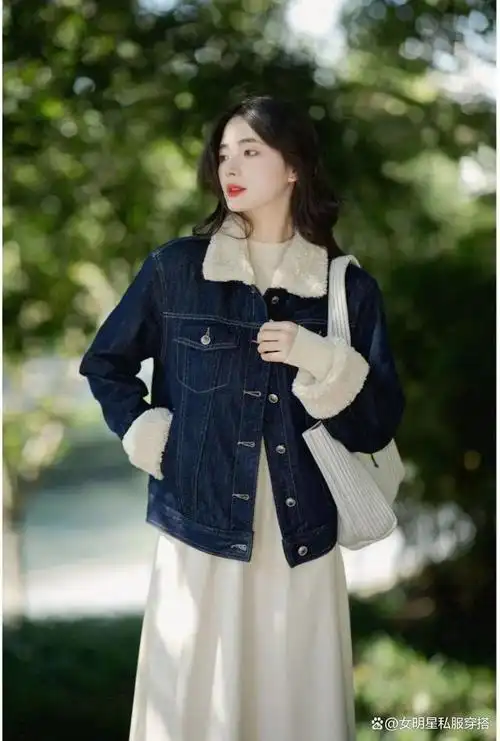 可以在牛仔外套里面穿一件毛衣或衬衫,这种搭配不仅可以增加你的保暖