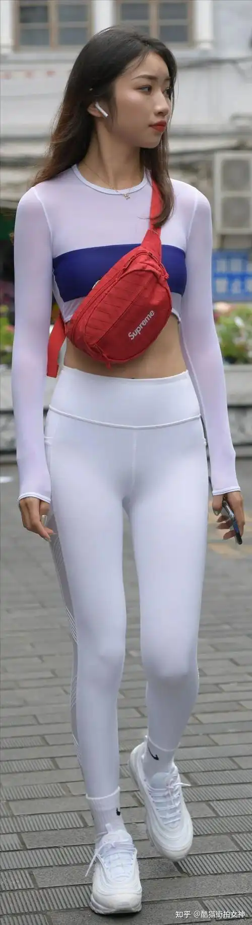 街拍女神白色瑜伽裤的运动女生