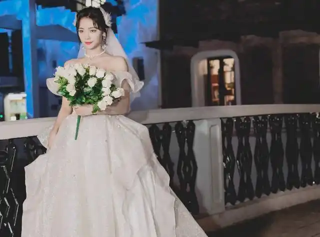 许佳琪snh48毕业婚纱造型塞纳河畔的仙女一颦一笑好惊艳