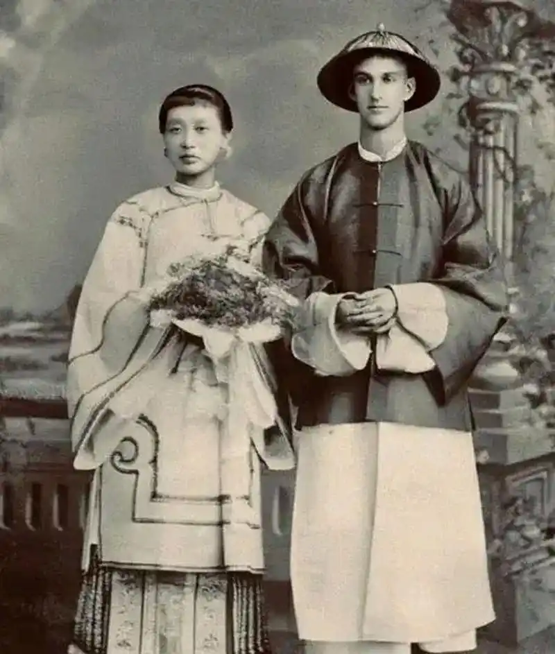 100多年前的跨国婚姻  1888年,一场中西合璧的婚礼,照片中的新娘是