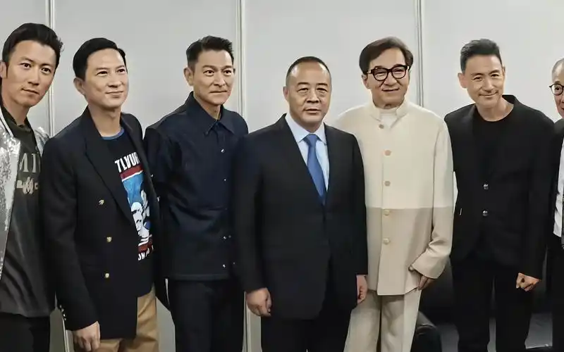 刘德华合照谦逊站最边上,成龙提携后辈让他站c位,影帝谦让好有爱