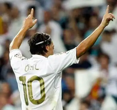 谁能给我个厄齐尔在皇马的背影头像啊 11 -12赛季的