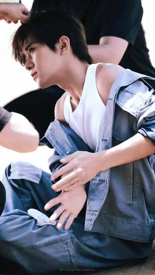 易烊千玺香肩小露#  就这么水灵灵的被钓成翘嘴,,  『植物系的性感