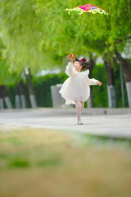 放风筝的白裙子小女孩