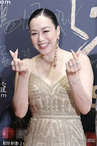 钟丽缇v领吊带比心卖萌 体态丰满张伦硕幸福藏不住