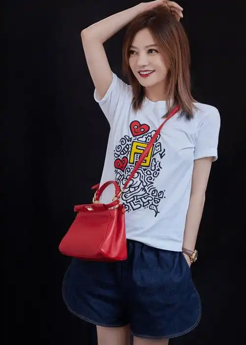 赵薇虽然身材挺好的但是气质太成熟穿短裤都不显嫩