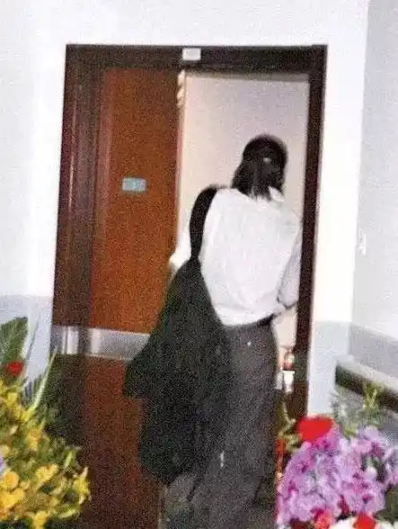 2005年林志玲浴袍照曝光,对方正是言承旭,竟是因为一部手机_小时候