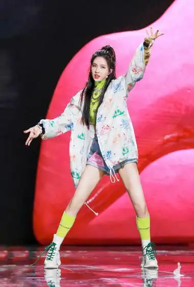 刘些宁轻甜养眼写真图片26