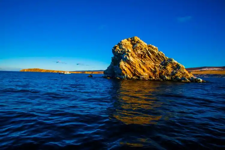 贝加尔湖位于俄罗斯西伯利亚,是世界上最古老,最清澈,最深的淡水湖泊,