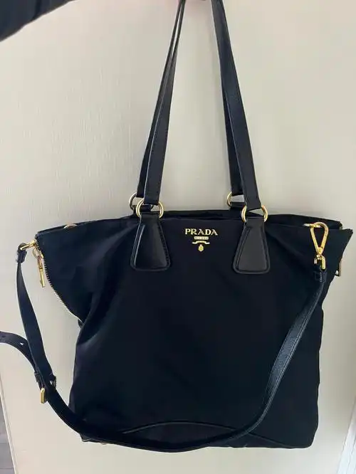 普拉达黑金托特包
