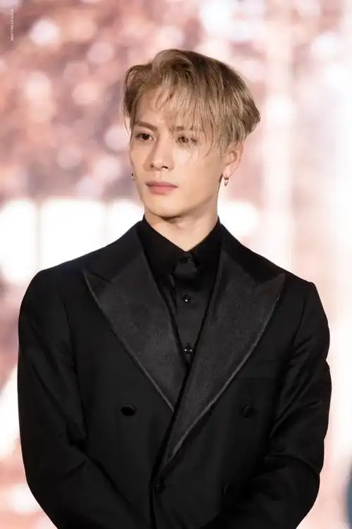 王嘉尔 淋雨##王嘉尔泰国活动生图