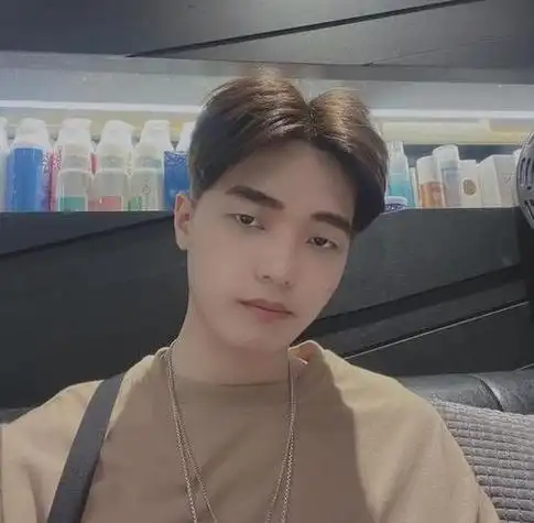 对于脸型微胖的男生来说中分发型是一种修饰脸型很好的造型.