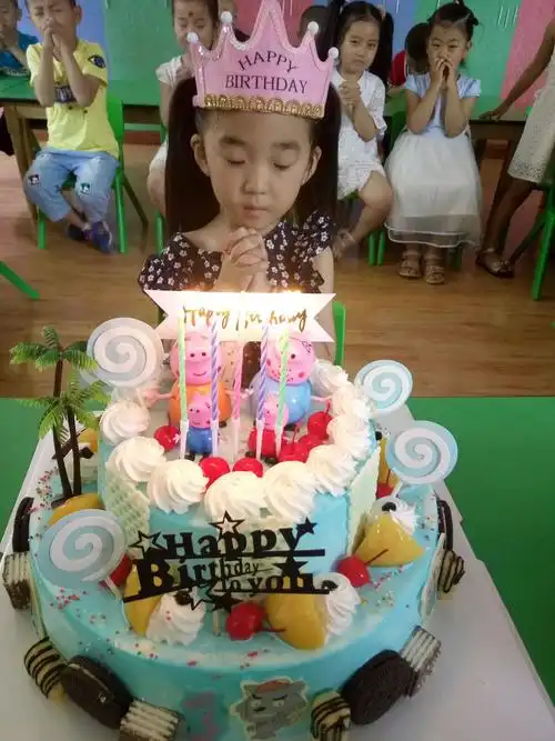 愿你的生日充满无穷的快乐,愿你今天的回忆温馨,愿你今天的梦想甜美