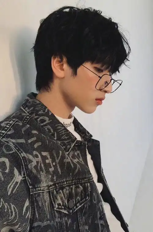 严浩翔眼镜造型