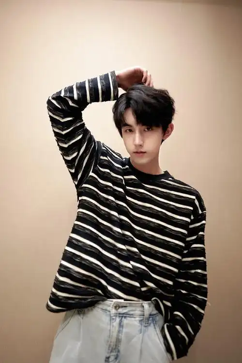 郭俊辰超话#把ootd做成多巴胺壁纸#周一到01小室觉得有必要把