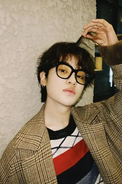 黄明昊大衣造型街头随拍9615羊毛卷 黑框眼镜帅气又可爱拍的好有