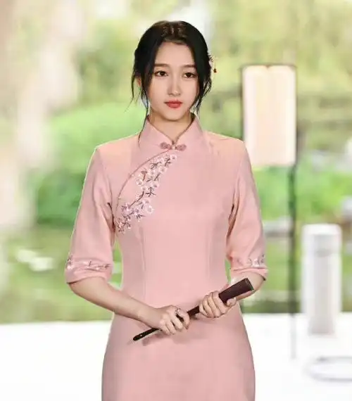 呜呜呜,每次看晓彤的旗袍造型都美到不行!这次关晓彤终于演民国剧了!