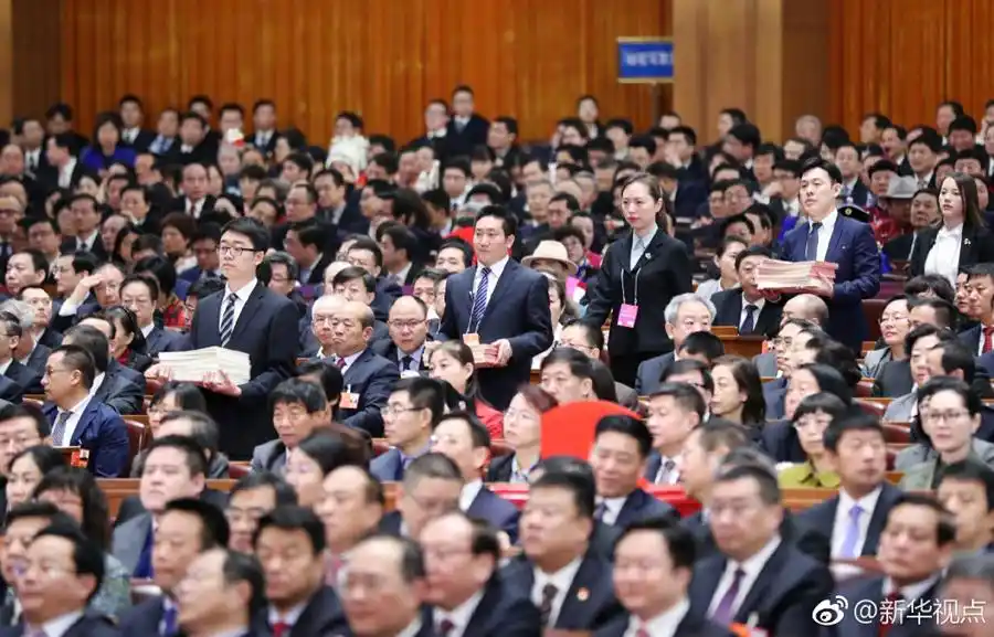 选举国家领导人现场照片:发放选票