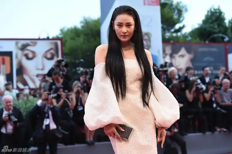 组图:张馨予亮相威尼斯红毯 抹胸长裙妖娆大气_高清图集_新浪网