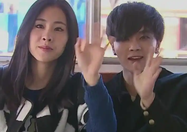 华晨宇的女朋友是谁(华晨宇与女友王悦伊穿情侣装)