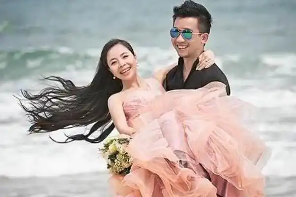 【图】王二妮老公李飞照片引热议 小王结婚毕姥爷证婚