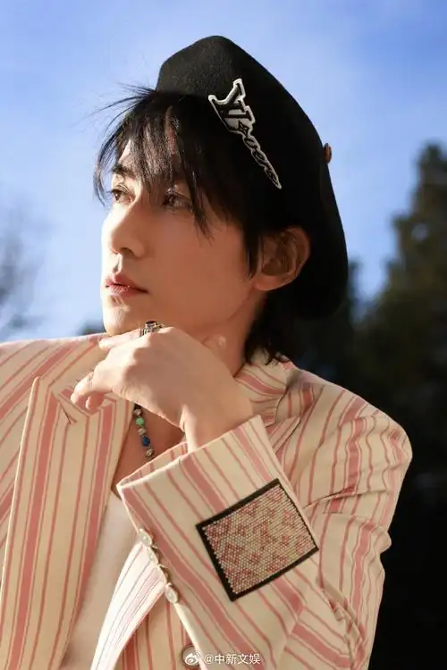 朱一龙巴黎看秀ootd